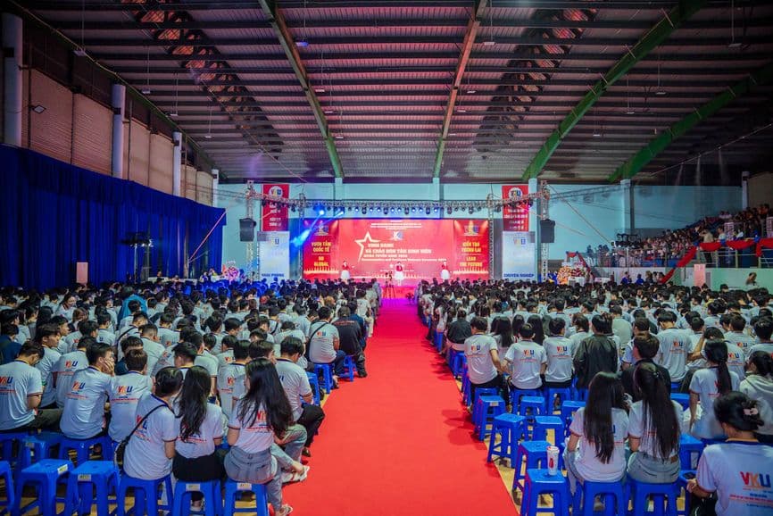 Sinh viên ngồi trong lễ vinh danh